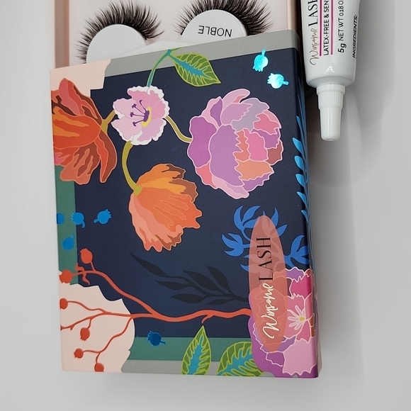 WINSOME LASH Whimsical Baldwin Floral Motifs Eyelash Set in Noble,Hybrid,& Envy - Picture 3 of 8